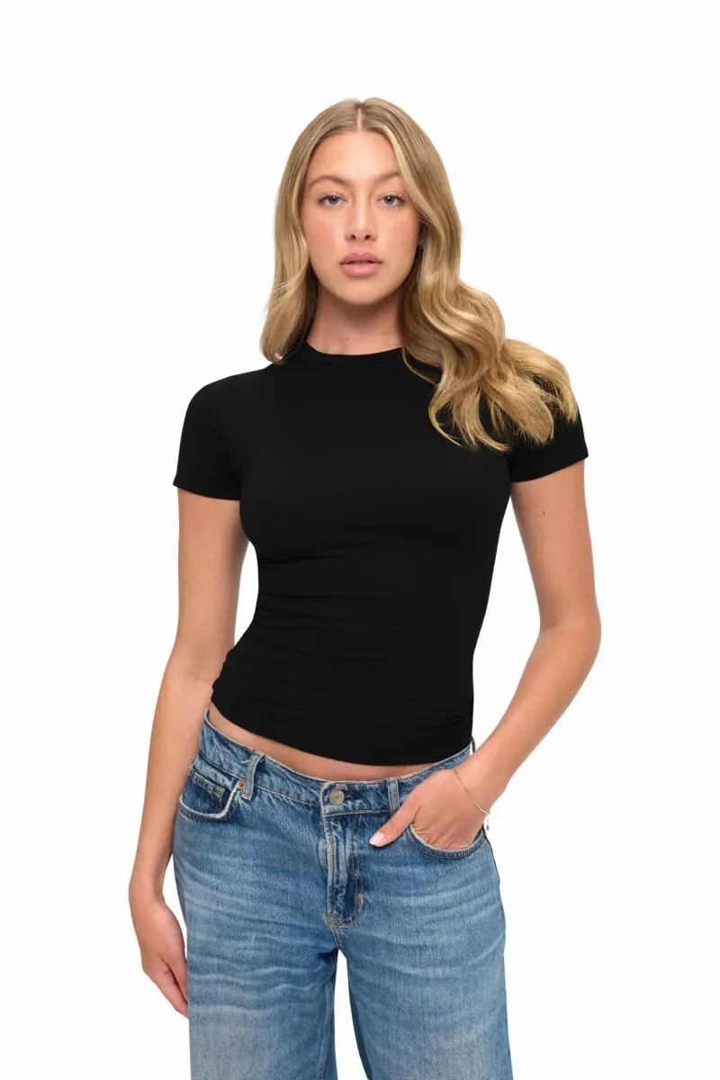 Wholesale women's black short-sleeve fitted crew neck t-shirt with blue denim jeans